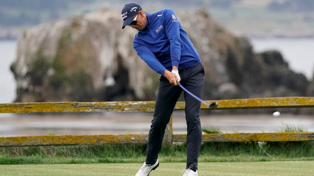 Stenson poses for selfie with fan after errant shot